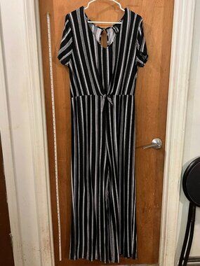 🐻Size L - Kristin Nicole - Navy and White Short Sleeve Romper